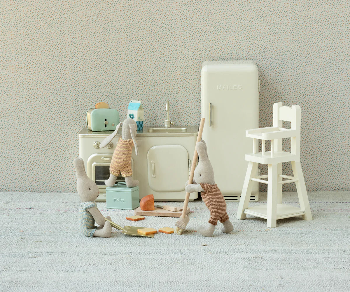 Bread box w. utensils, Miniature