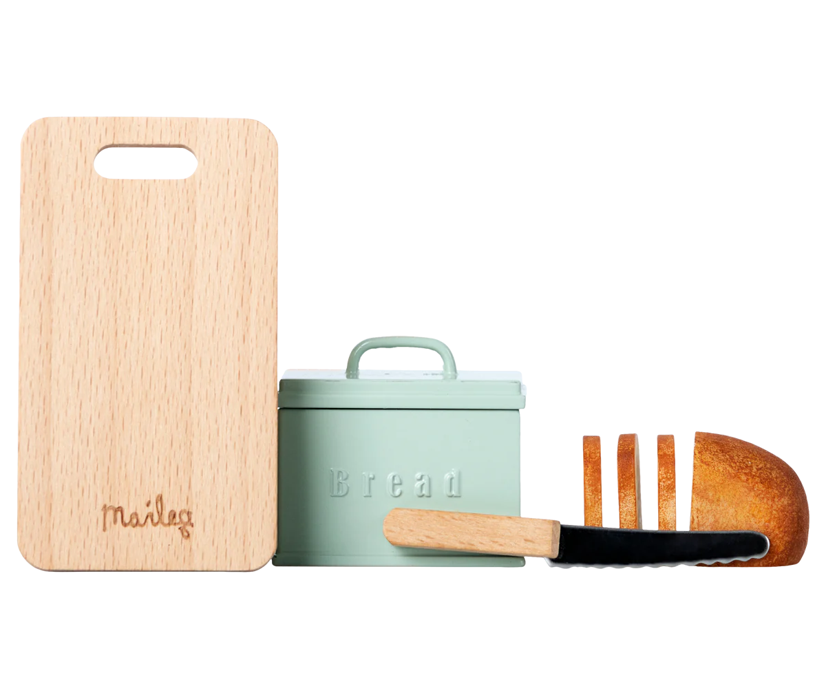 Bread box w. utensils, Miniature