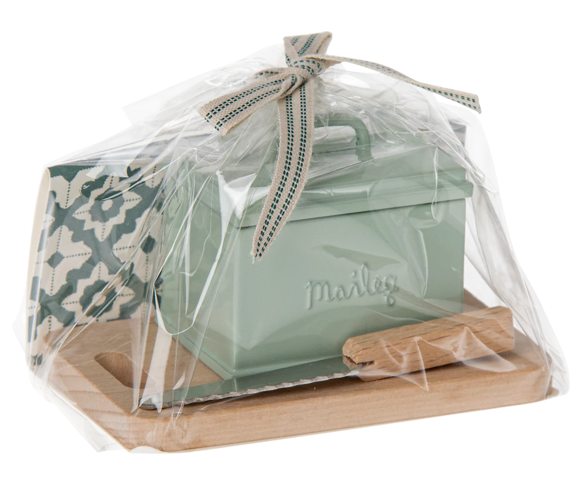 Bread box w. utensils, Miniature
