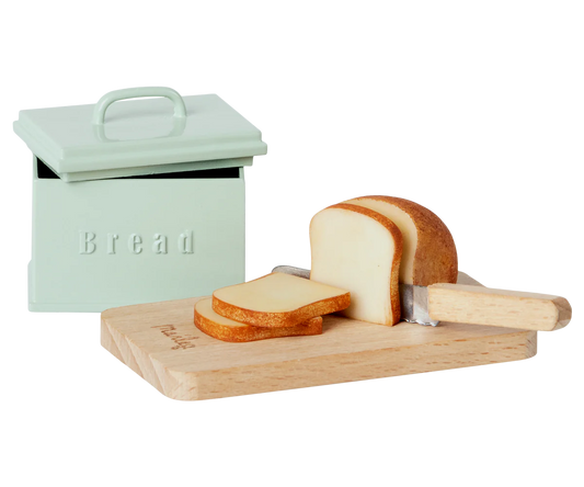 Bread box w. utensils, Miniature