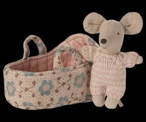 Baby mouse in carry cot - Rose
