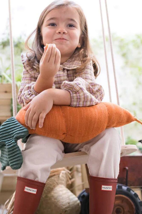 KNITTED CUSHION CATHY THE CARROT