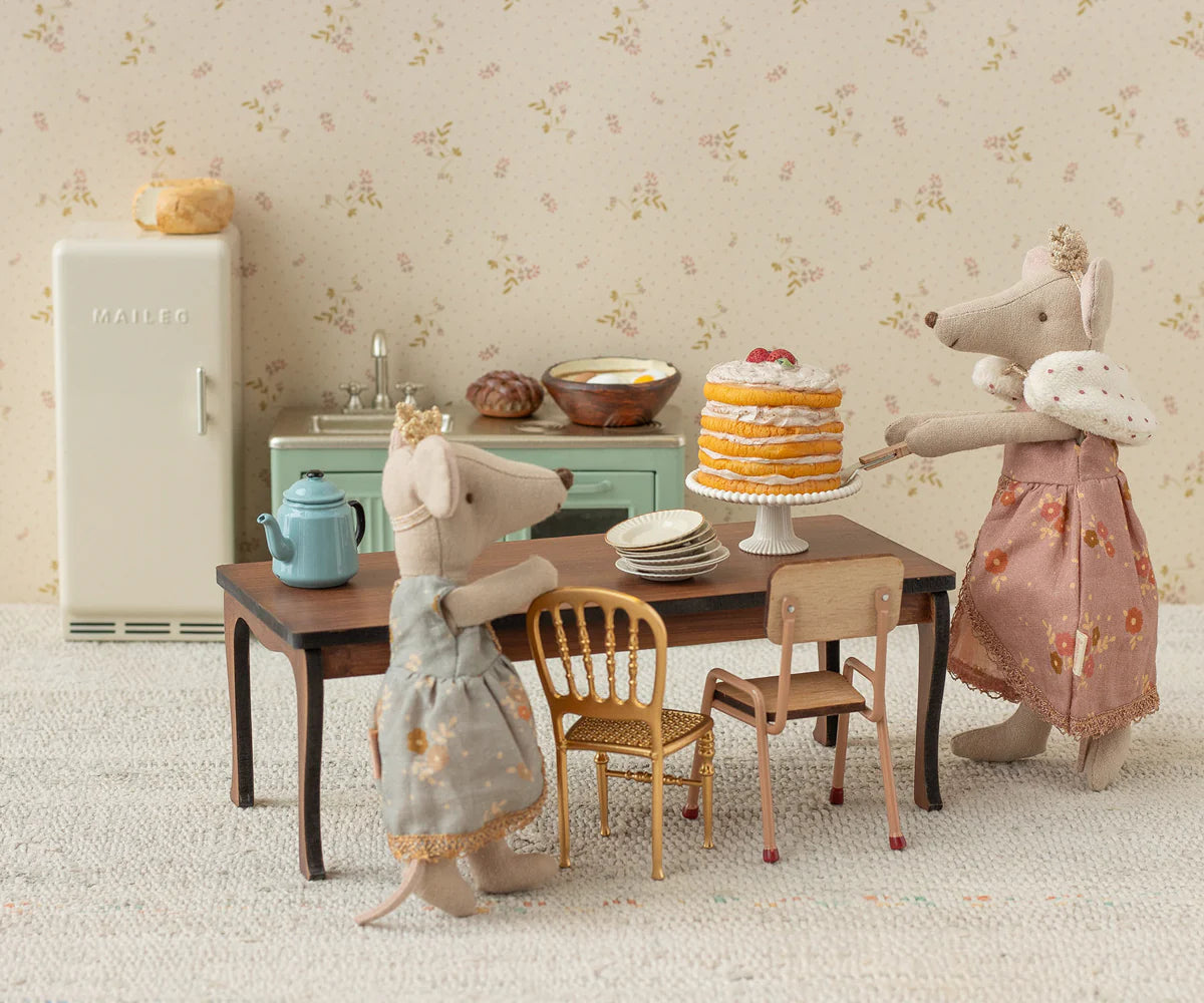 Long dining table, Mouse