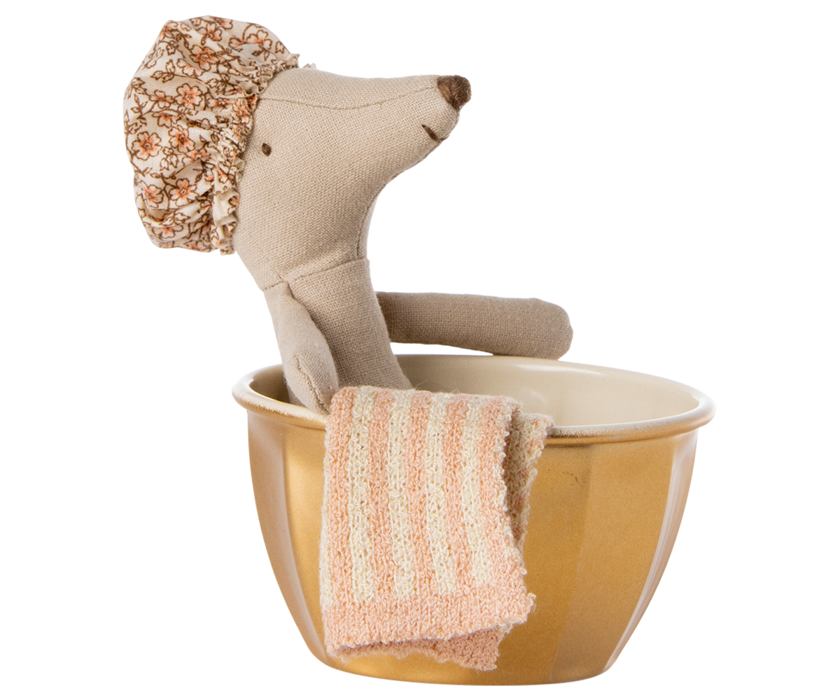 Maileg Wellness Mouse, Big Sister - Rose - mouse in gold bathtub