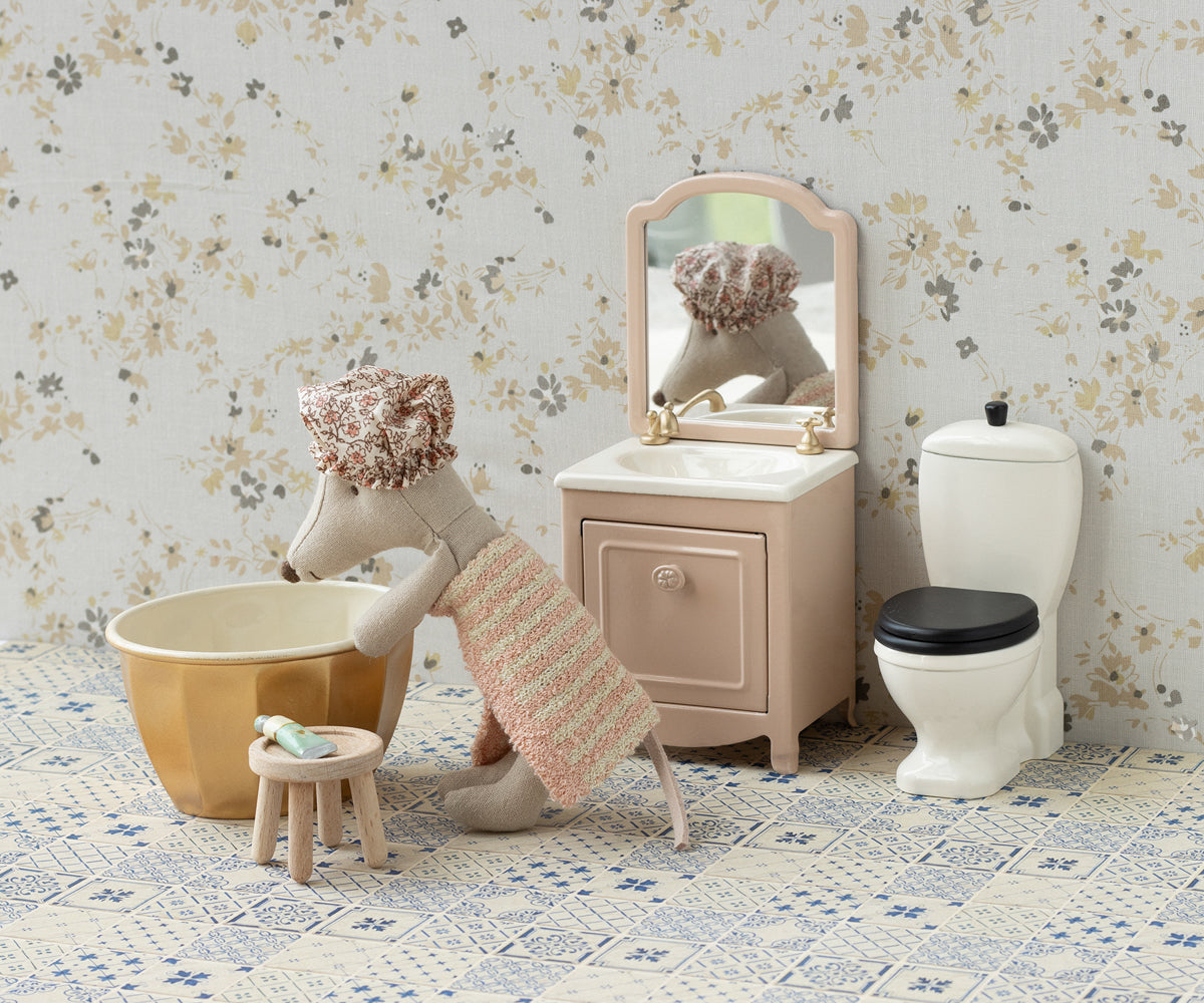 Maileg Wellness Mouse, Big Sister - Rose - bathroom scene
